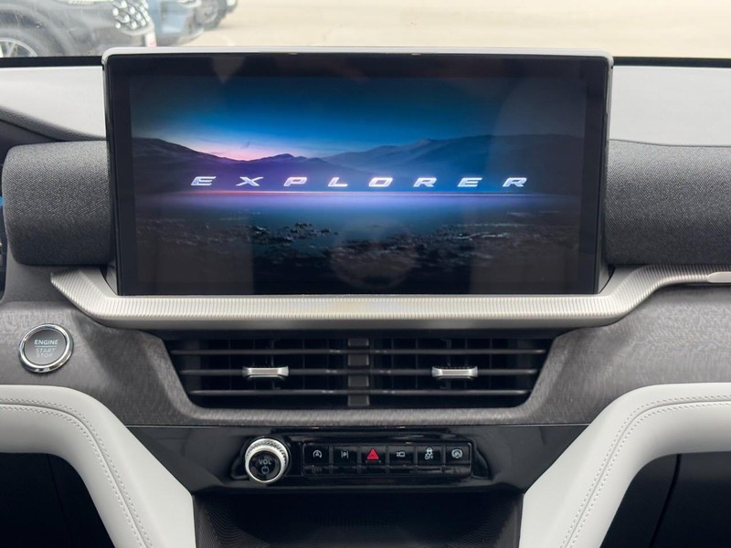 Ford Explorer Vehicle Full-screen Gallery Image 9
