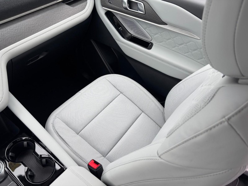 Ford Explorer Vehicle Full-screen Gallery Image 10