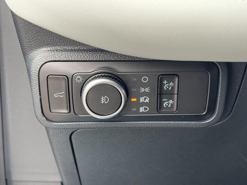 Ford Explorer Vehicle Full-screen Gallery Image 11