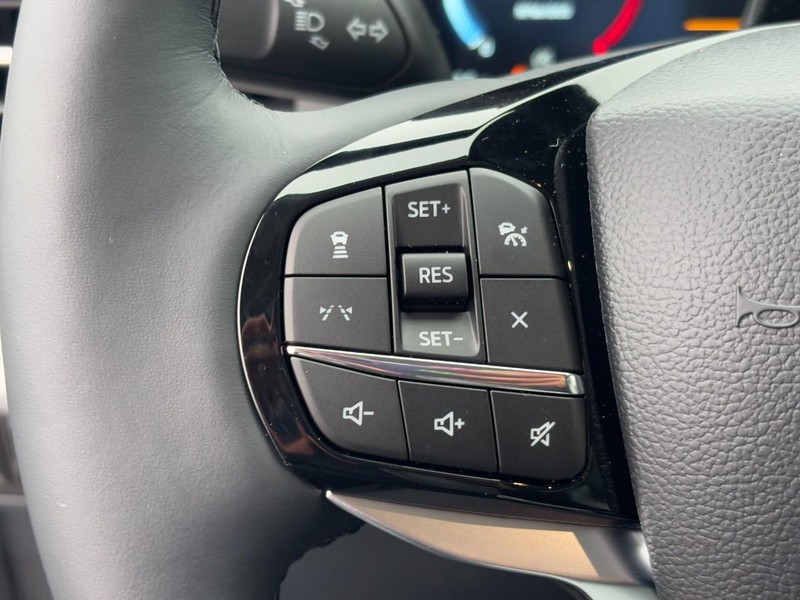 Ford Explorer Vehicle Full-screen Gallery Image 12