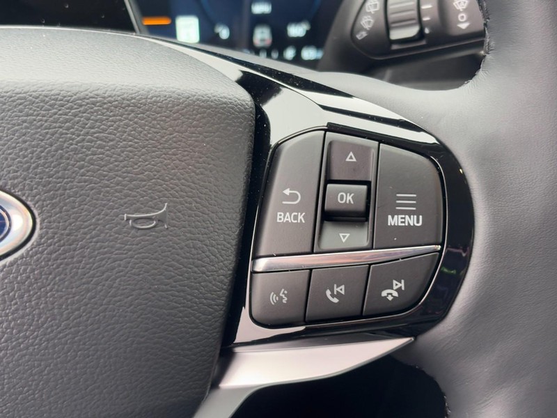 Ford Explorer Vehicle Full-screen Gallery Image 13