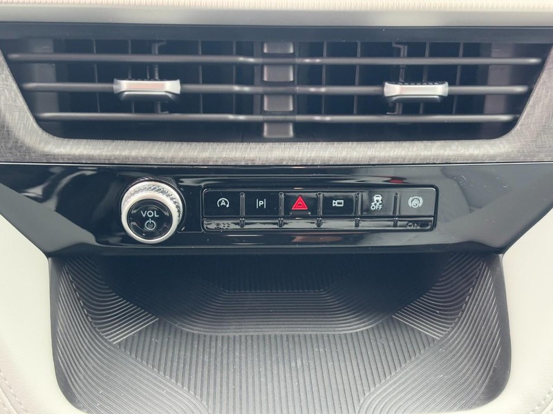 Ford Explorer Vehicle Full-screen Gallery Image 17