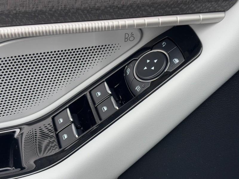 Ford Explorer Vehicle Full-screen Gallery Image 18