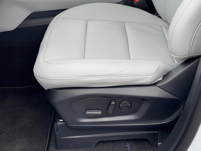 Ford Explorer Vehicle Full-screen Gallery Image 19