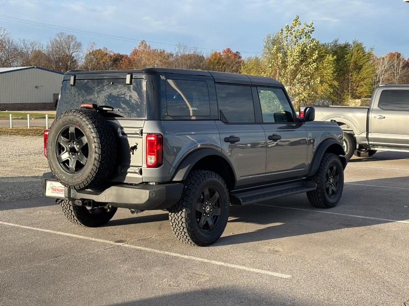 Ford Bronco Vehicle Full-screen Gallery Image 3
