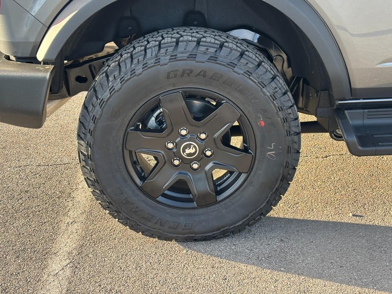 Ford Bronco Vehicle Full-screen Gallery Image 4