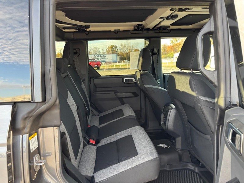 Ford Bronco Vehicle Full-screen Gallery Image 5