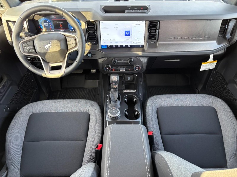 Ford Bronco Vehicle Full-screen Gallery Image 6