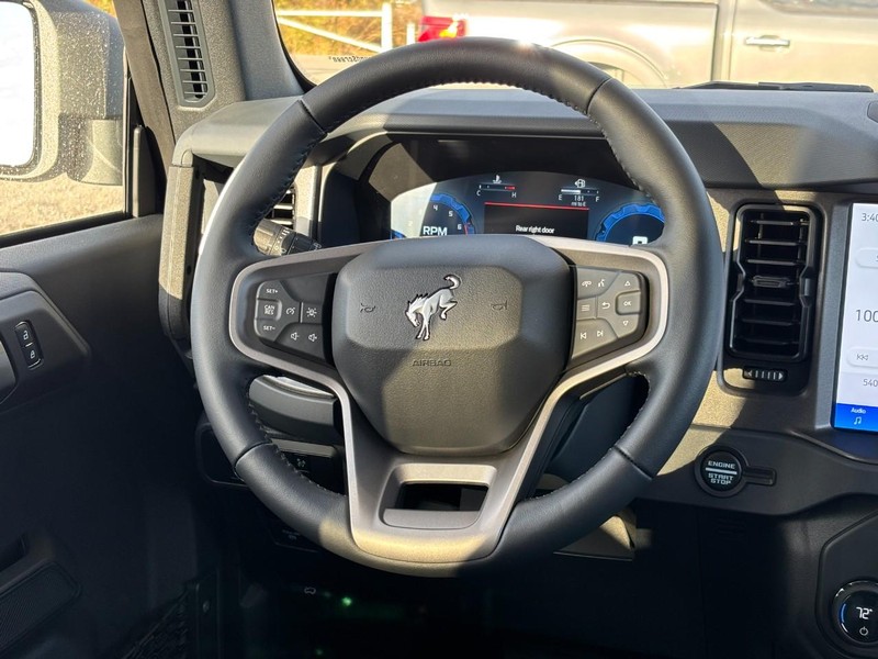 Ford Bronco Vehicle Full-screen Gallery Image 7