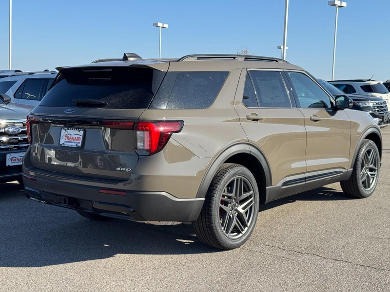 Ford Explorer Vehicle Full-screen Gallery Image 3