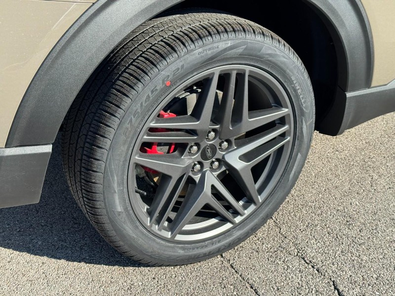 Ford Explorer Vehicle Full-screen Gallery Image 4