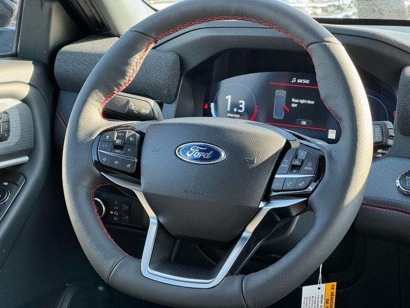 Ford Explorer Vehicle Full-screen Gallery Image 8