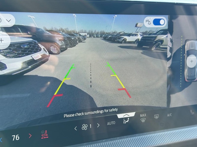 Ford Explorer Vehicle Full-screen Gallery Image 19