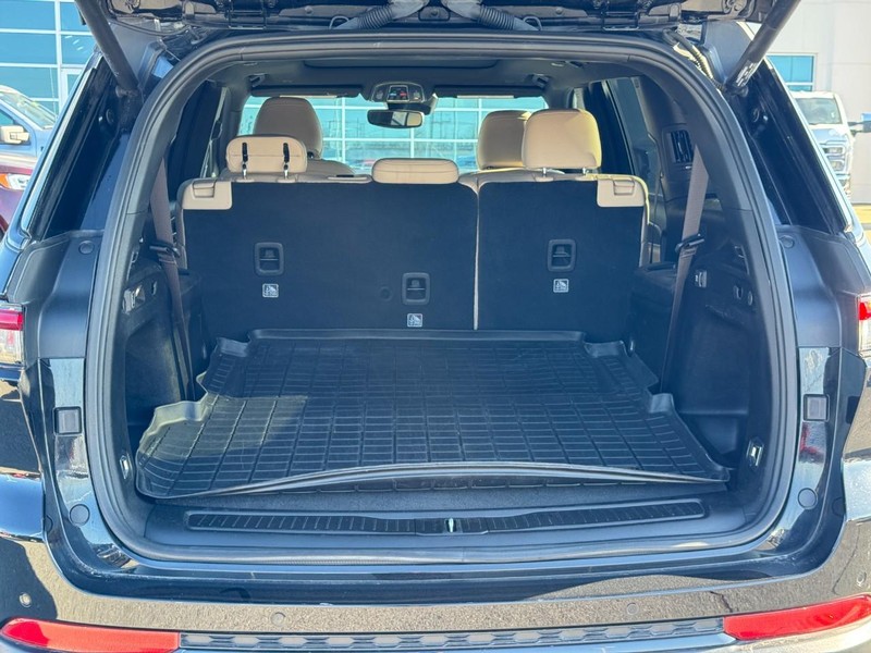 Jeep Grand Cherokee L Vehicle Full-screen Gallery Image 4