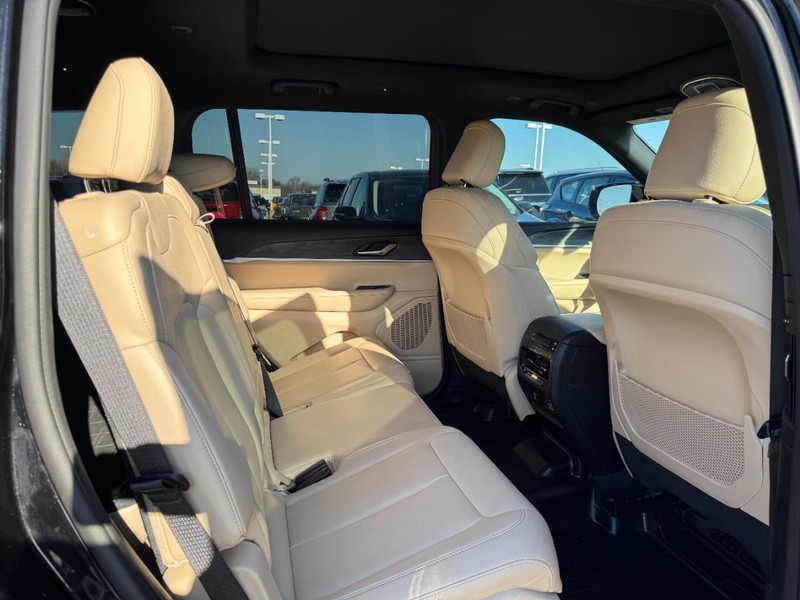 Jeep Grand Cherokee L Vehicle Full-screen Gallery Image 10