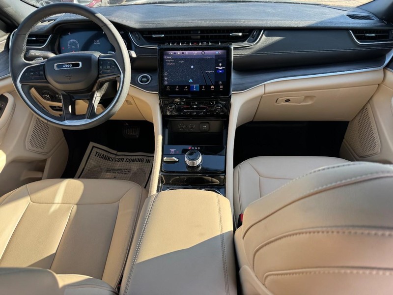 Jeep Grand Cherokee L Vehicle Full-screen Gallery Image 11