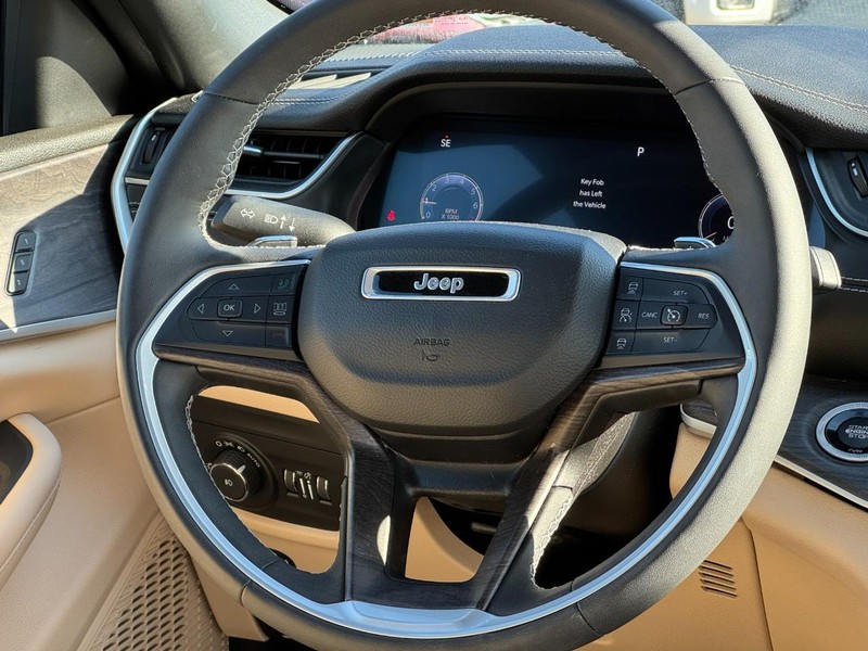 Jeep Grand Cherokee L Vehicle Full-screen Gallery Image 12