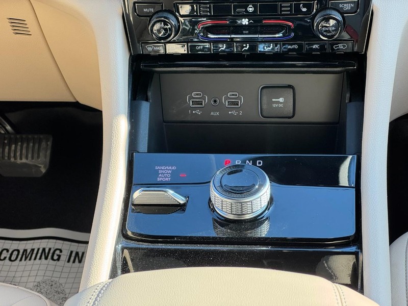 Jeep Grand Cherokee L Vehicle Full-screen Gallery Image 14