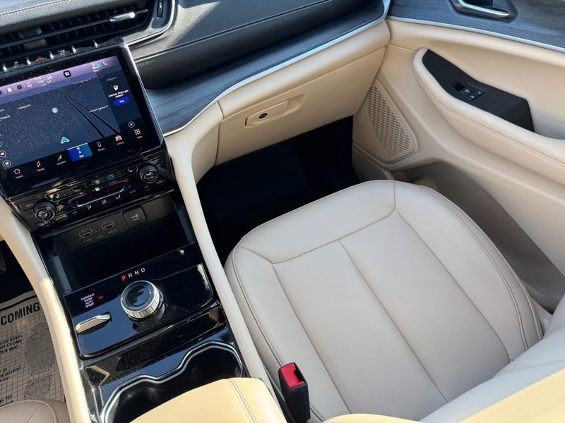 Jeep Grand Cherokee L Vehicle Full-screen Gallery Image 15