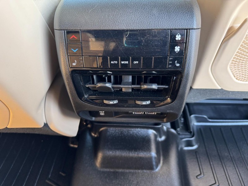 Jeep Grand Cherokee L Vehicle Full-screen Gallery Image 16