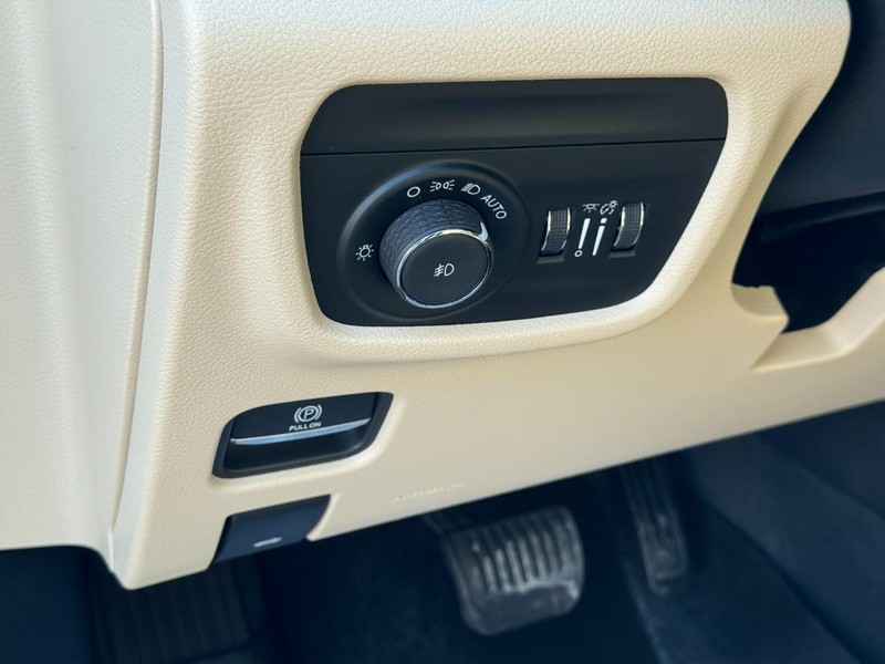 Jeep Grand Cherokee L Vehicle Full-screen Gallery Image 17