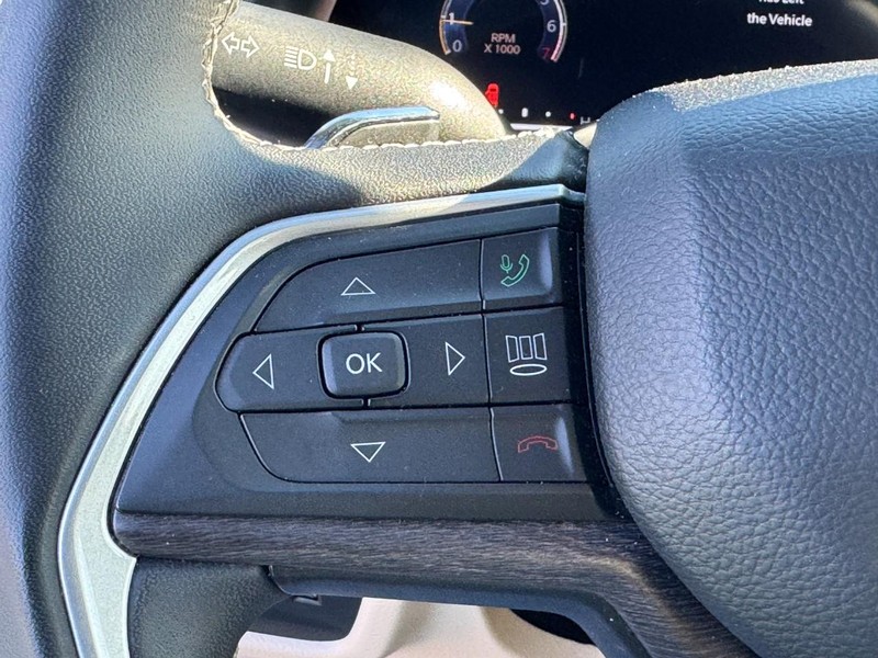 Jeep Grand Cherokee L Vehicle Full-screen Gallery Image 18