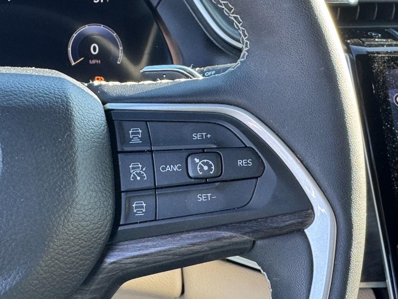 Jeep Grand Cherokee L Vehicle Full-screen Gallery Image 19