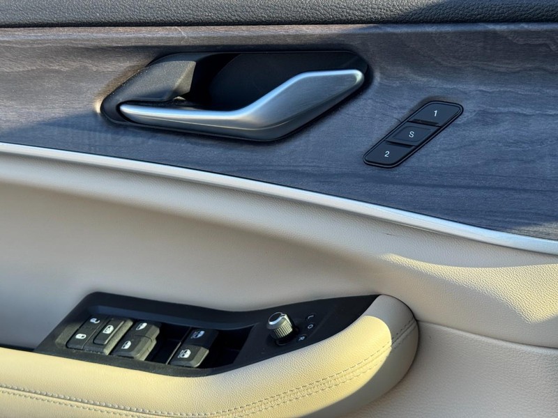 Jeep Grand Cherokee L Vehicle Full-screen Gallery Image 23