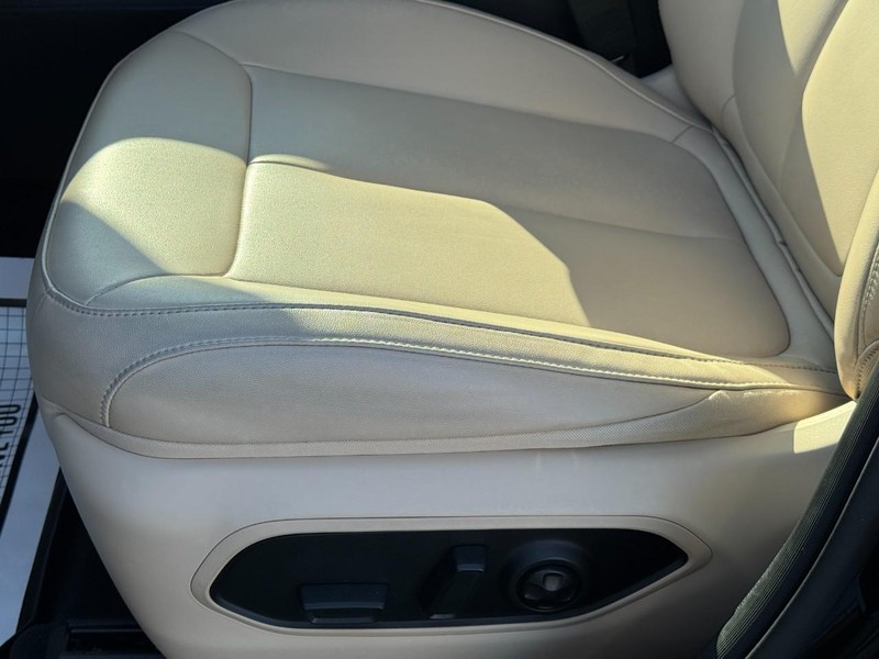 Jeep Grand Cherokee L Vehicle Full-screen Gallery Image 25