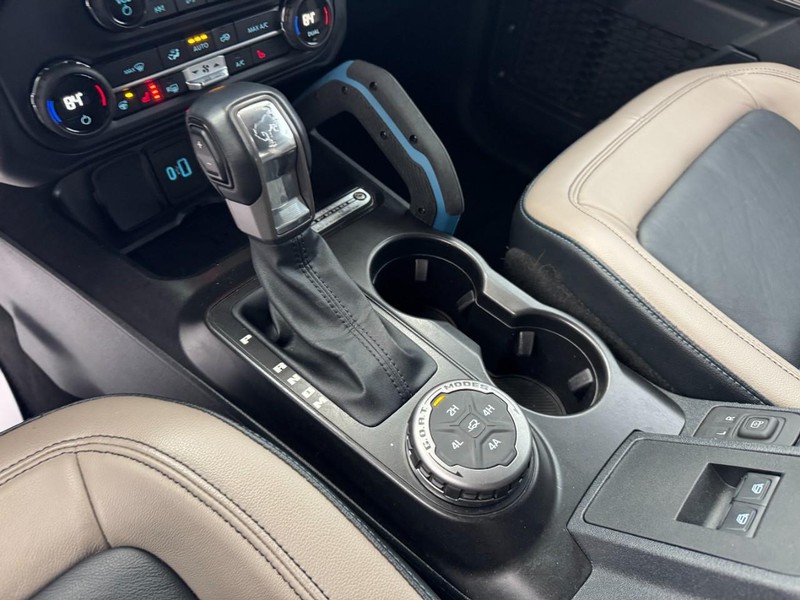 Ford Bronco Vehicle Full-screen Gallery Image 16