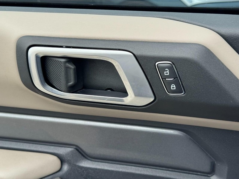 Ford Bronco Vehicle Full-screen Gallery Image 21