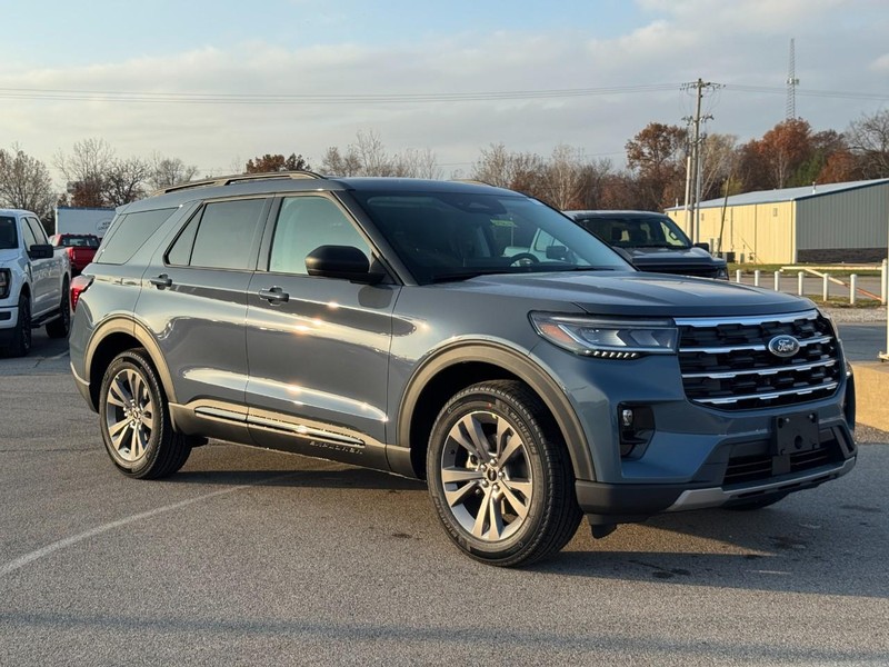 Ford Explorer Vehicle Full-screen Gallery Image 2