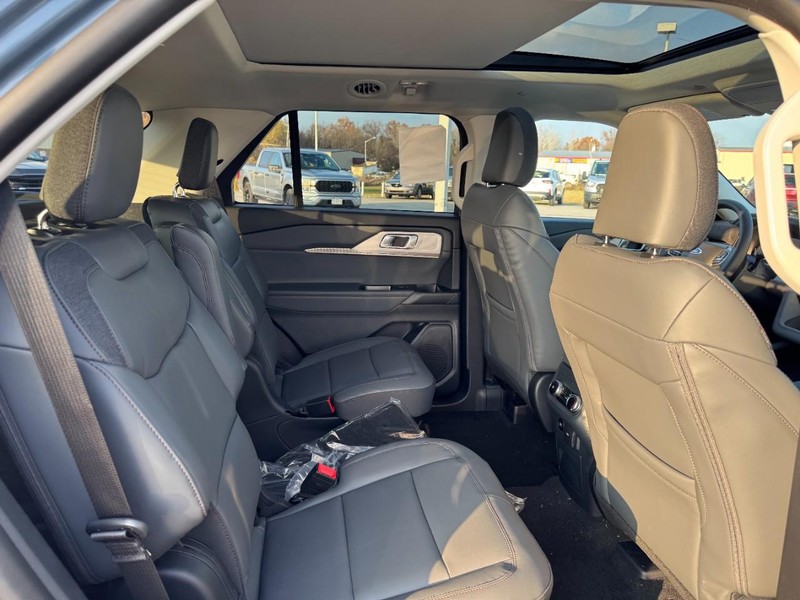Ford Explorer Vehicle Full-screen Gallery Image 5