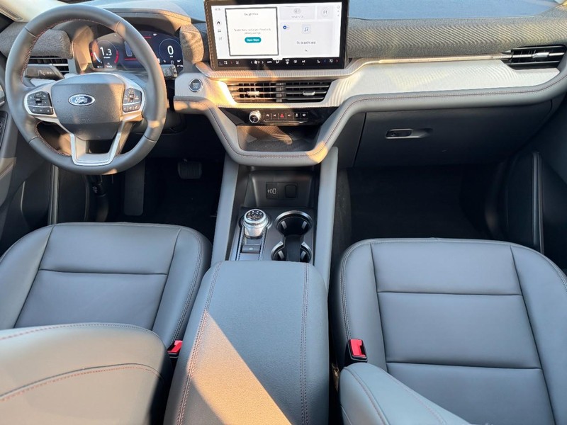 Ford Explorer Vehicle Full-screen Gallery Image 6