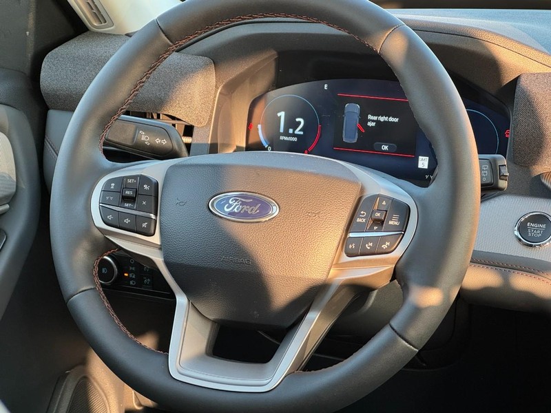 Ford Explorer Vehicle Full-screen Gallery Image 7