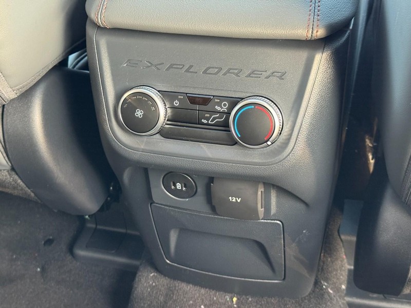 Ford Explorer Vehicle Full-screen Gallery Image 10