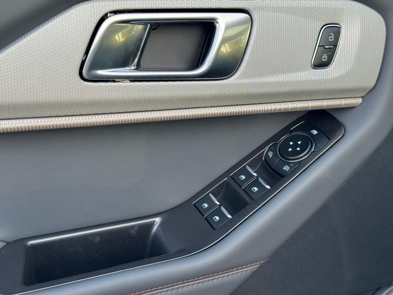 Ford Explorer Vehicle Full-screen Gallery Image 11