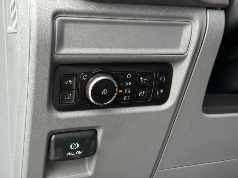 Ford F-150 Vehicle Full-screen Gallery Image 18