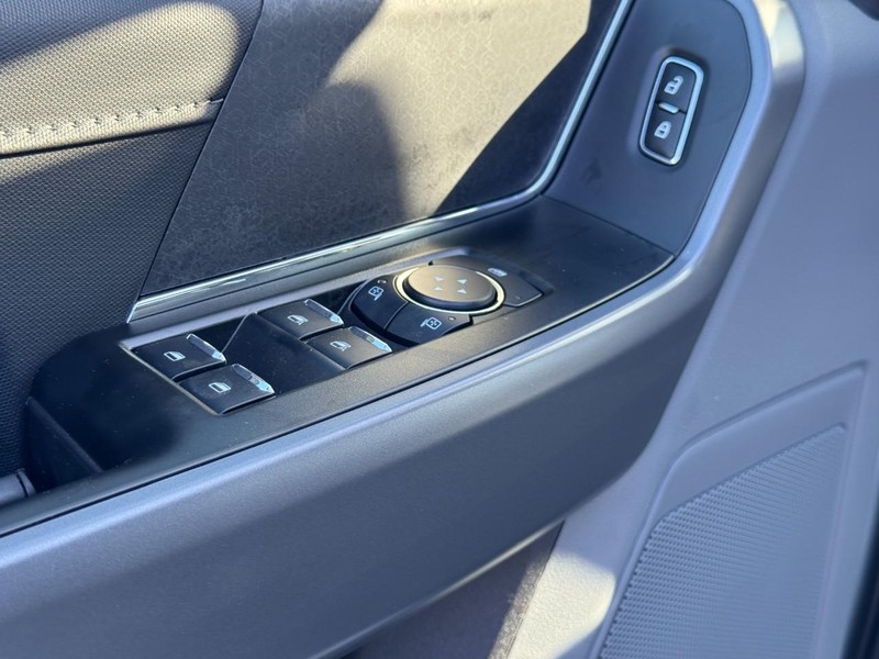 Ford F-150 Vehicle Full-screen Gallery Image 13