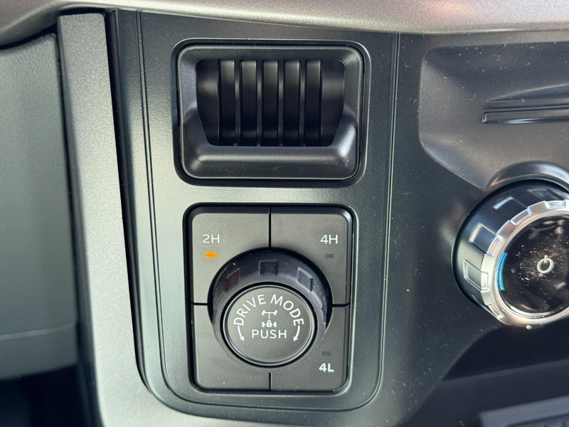 Ford F-150 Vehicle Full-screen Gallery Image 17