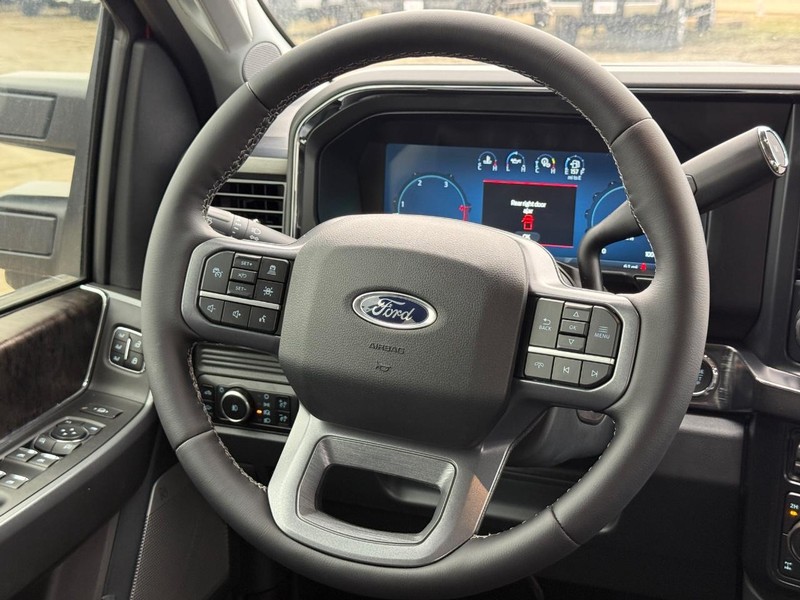Ford Super Duty F-250 SRW Vehicle Full-screen Gallery Image 9