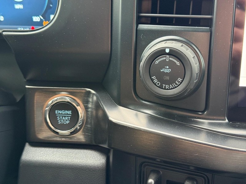 Ford Super Duty F-250 SRW Vehicle Full-screen Gallery Image 12