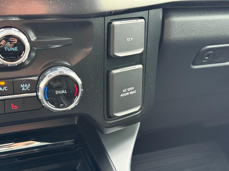 Ford Super Duty F-250 SRW Vehicle Full-screen Gallery Image 17