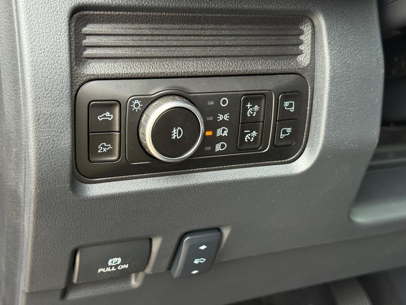 Ford Super Duty F-250 SRW Vehicle Full-screen Gallery Image 19