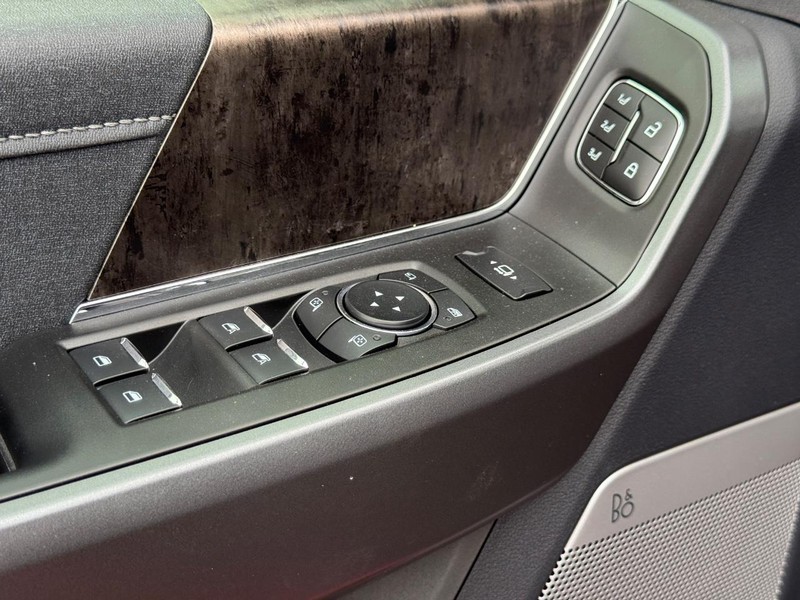 Ford Super Duty F-250 SRW Vehicle Full-screen Gallery Image 21