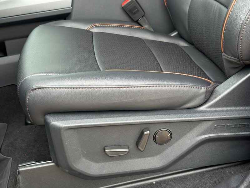 Ford Super Duty F-250 SRW Vehicle Full-screen Gallery Image 22