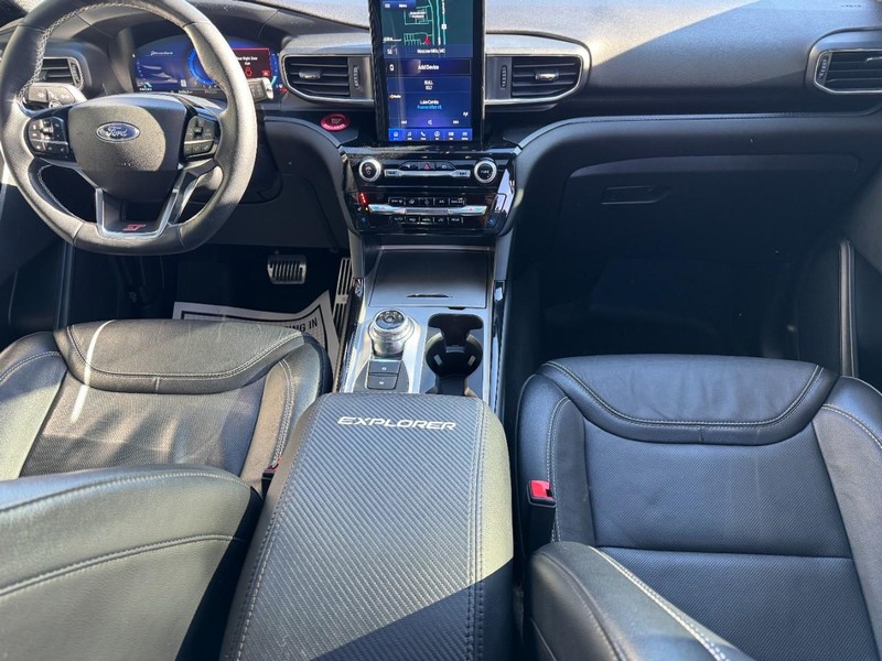 Ford Explorer Vehicle Image 11