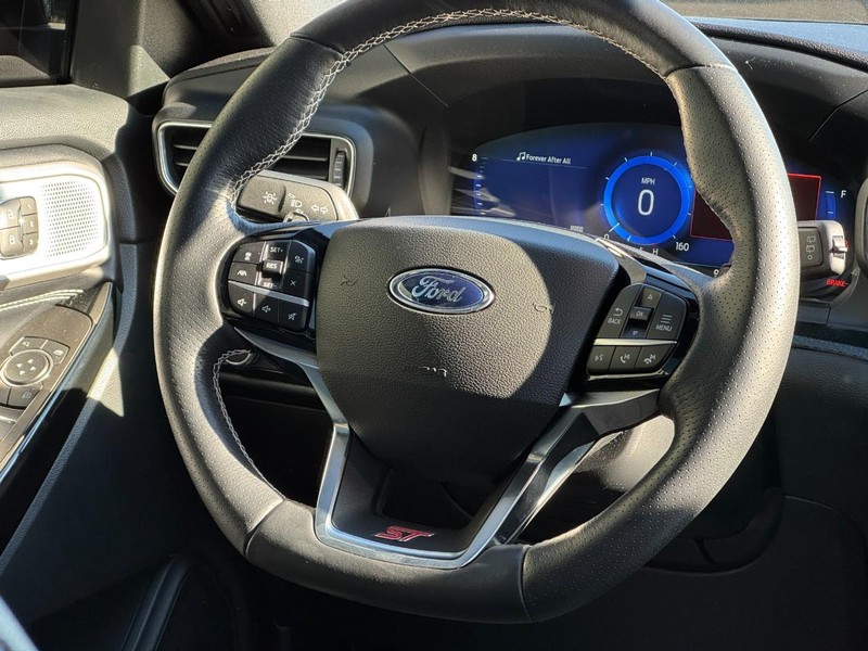 Ford Explorer Vehicle Image 12