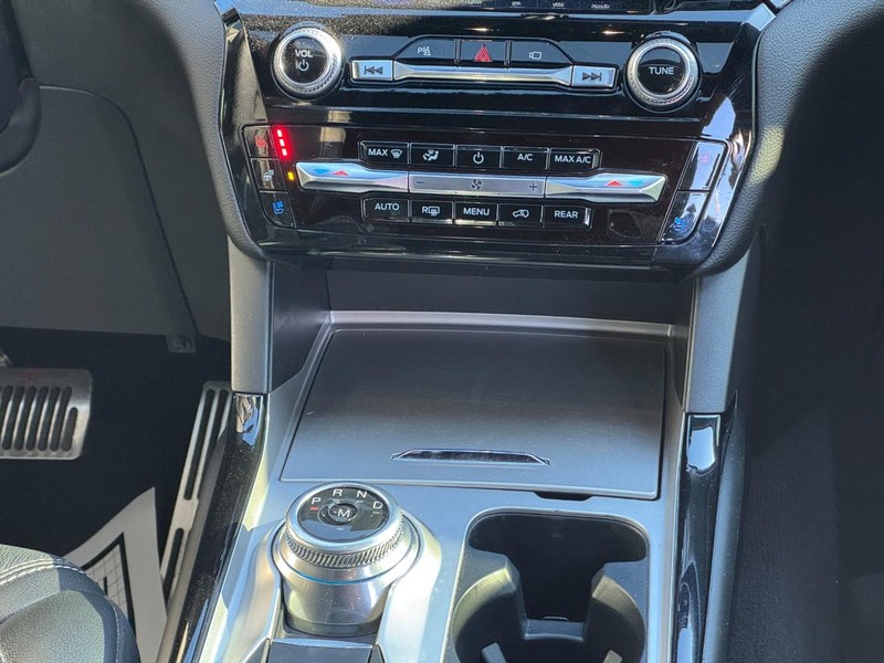 Ford Explorer Vehicle Image 14