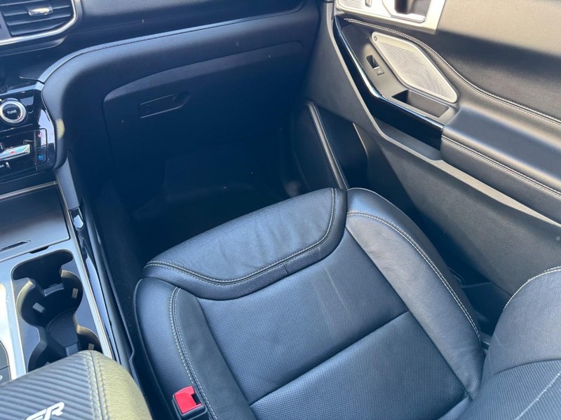 Ford Explorer Vehicle Image 15